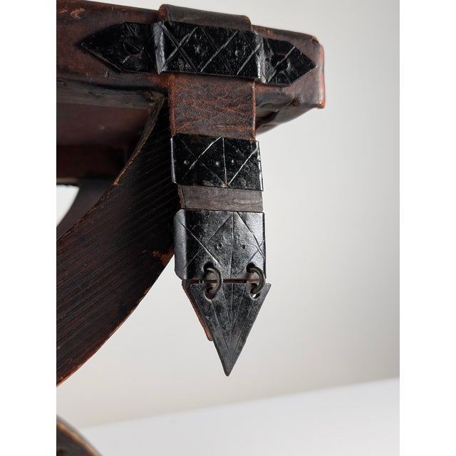 Colonial Curul Stool in Leather and Wrought Iron, Mexico, 1940s, in Good conditions. Designed 1920 to 1949