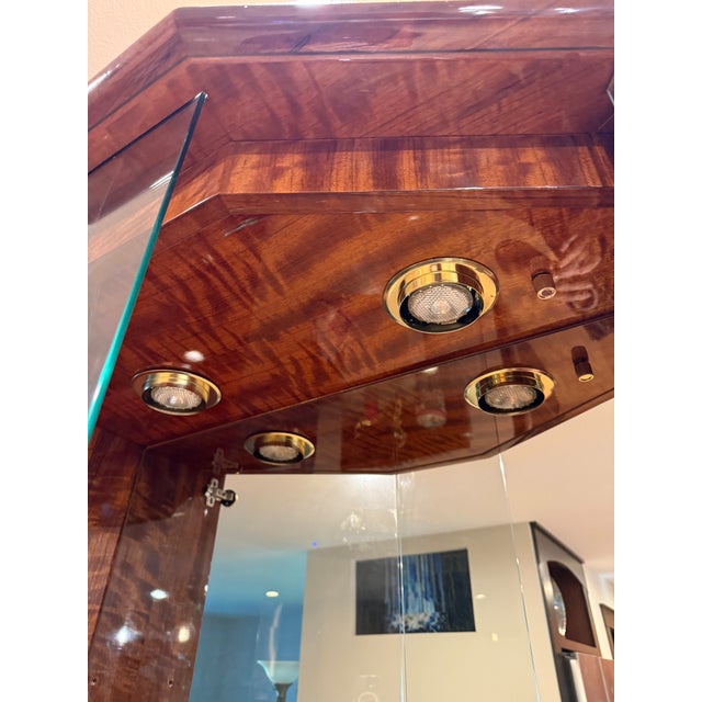 Henredon Set of 2 Cherry Wood Vitrine Illuminated Display Cabinets Book Matched Pair For Sale - Image 14 of 18