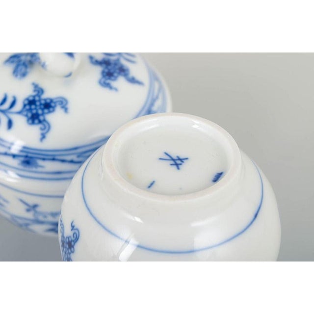 Mid-Century Blue Onion Sugar Bowl and Creamer in Porcelain from Meissen, Set of 2 For Sale - Image 4 of 5