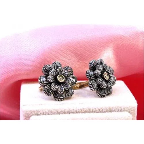 Gold Circular Earrings in Gold and Silver with Flower-Shaped Diamond Chips, Set of 2 For Sale - Image 8 of 8