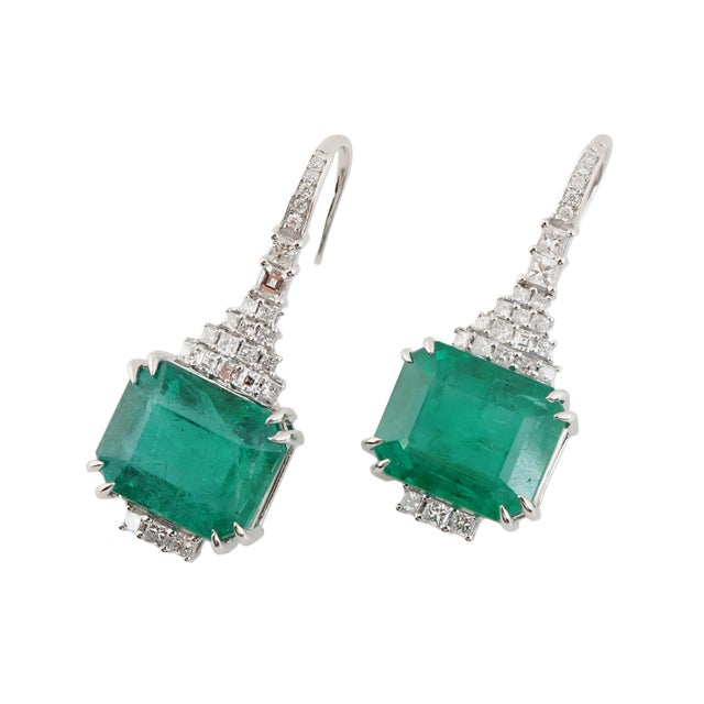 Natural zambian Emerald diamond earring in 18k gold For Sale - Image 10 of 18