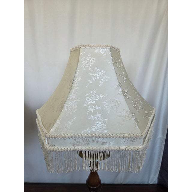 Wood Mid 20th Century Traditional Colonial Revival Turned Wood & Brass Table Lamp W/ Fringe Shade - a Pair For Sale - Image 7 of 10