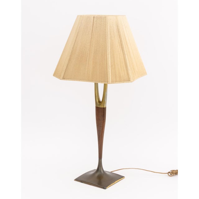 Mid 20th Century Gerald Thurston "Wishbone" Walnut and Bronzed Metal Table Lamp For Sale - Image 5 of 9