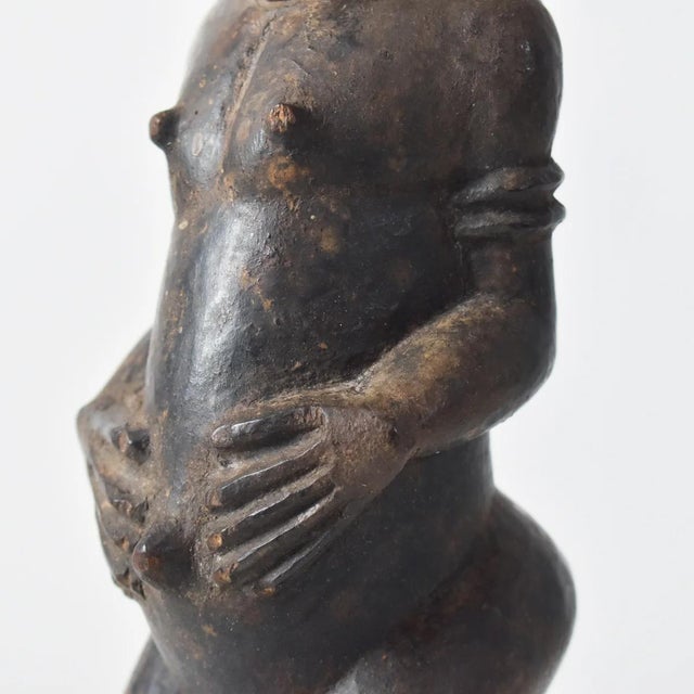 African Early 20th Century Baule Wood Bearded Female Figurine On Base Côte d'Ivoire For Sale - Image 3 of 8