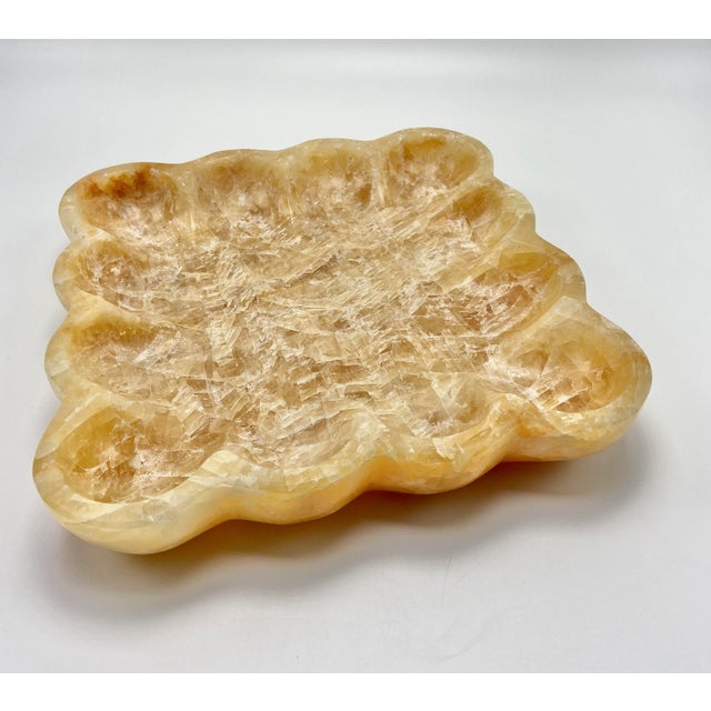 The onyx scalloped edge turns the already elegant marble tray into an evocative classic. Vintage circa 1970s.