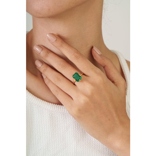 Metal 4.58 Carat Zambian Emerald Statement Solitaire Ring in 18k Yellow Gold Size 5.5 For Sale - Image 7 of 14
