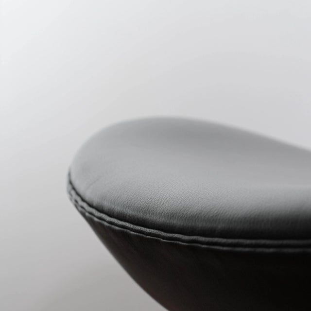 Set of Egg Chair and Ottoman in Aniline Leather with Polished Aluminium Base by Arne Jacobsen for Fritz Hansen, 2005 For Sale - Image 3 of 18