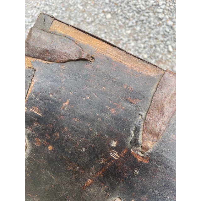 Early 19th Century English Rustic Oak Tray Box With Hand Forged Iron Handles For Sale In Buffalo - Image 6 of 15