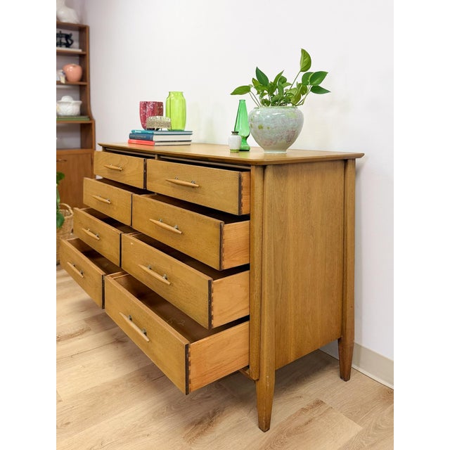 Vintage Davis Cabinet Co MCM Atomic 8 Drawer Dresser With Wood Pulls Clean Lines For Sale - Image 11 of 15