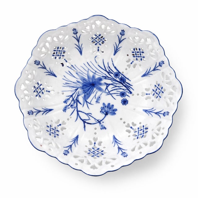 Pierced Chinoiserie Scalloped Porcelain Bowl For Sale - Image 4 of 4