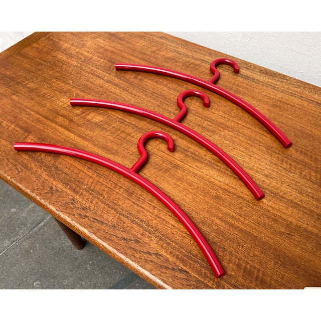 1980s Mid-Century Modern Space Age German Red and White Coat Hanger, 1960s, Set of 5 For Sale - Image 5 of 6