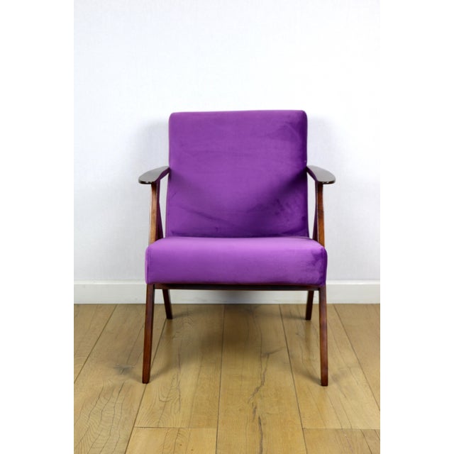 Vintage armchair similar to VAR in purple velvet - 2 pieces available. A classic vintage armchair, very similar to the Var...