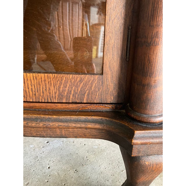 Late 18th Century Quartersawn Oak Curved Glass Curio Cabinet For Sale - Image 15 of 18