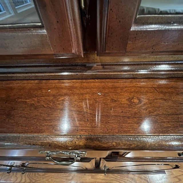 1980s American Drew Cherry China Cabinet Cherry Grove Lighted For Sale - Image 12 of 14