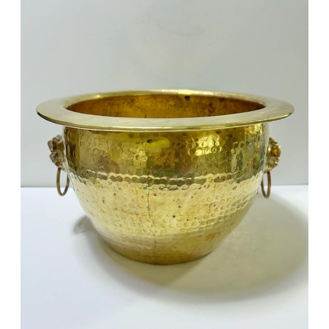 Vintage Hammered Brass Foo Dog Cachepot Planter – Asian Hollywood Regency Champagne Bucket For Sale - Image 4 of 12