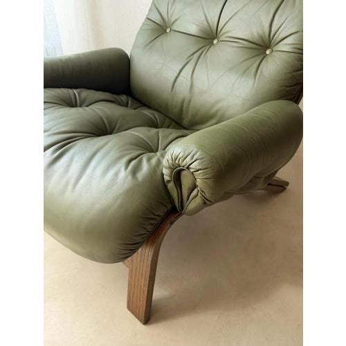 This Norwegian armchair was designed in the 1960s by Solheim for Rybo Rykken. The combination of a high-rising backrest, a...