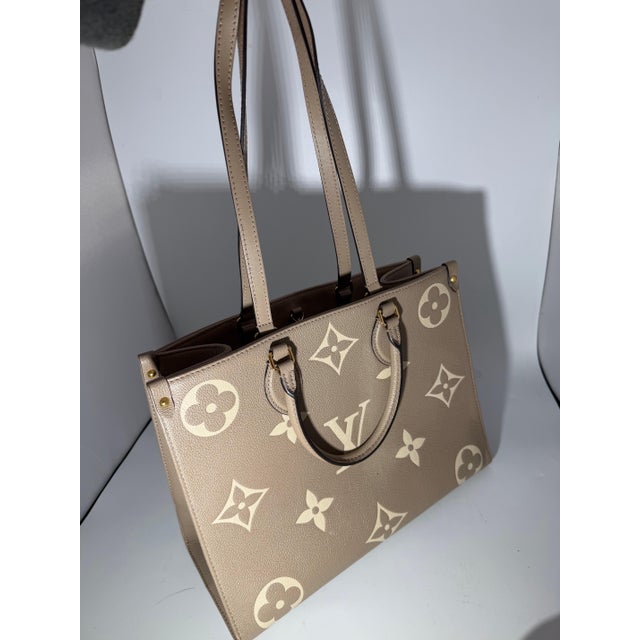 Louis Vuitton On The Go BICOLOR MM Monogram Empreinte Leather, Dove/Cream For Sale - Image 13 of 18