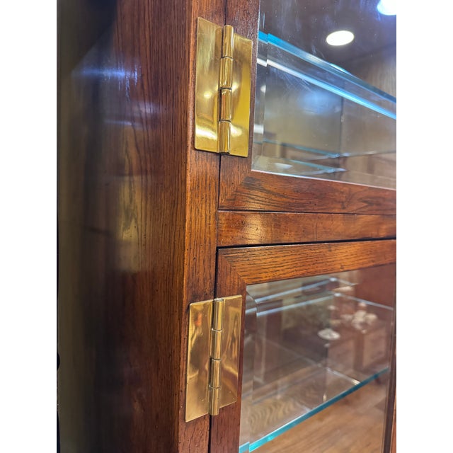 A handsome and highly functional vintage display cabinet from Henredon’s sought-after Scene One collection, dating to the...