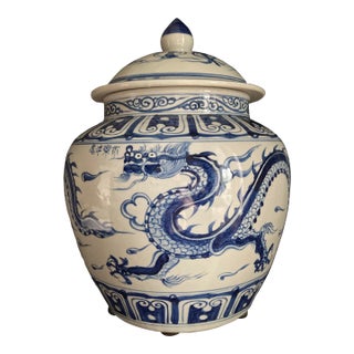 Blue and White Porcelain Chinoiserie Covered Ginger Jar With Dragon Motif For Sale