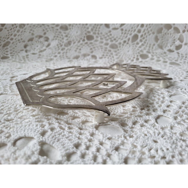 Farmhouse Pineapple Trivet With Hanger - 'Italy - Leonard Silverplate'. For Sale - Image 3 of 4