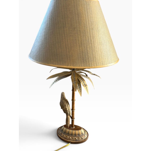 1980s Vintage Maitland-Smith Parrot-in-Palm-Tree Table Lamp in the Glamorous Hollywood Regency / Palm Beach Regency Traditio For Sale - Image 5 of 12