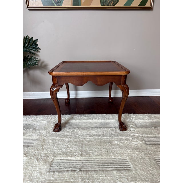 Gorgeous bookmatched mahogany end table by Henredon, with an accent banded veneer around the mahogany on top. Solid wood...
