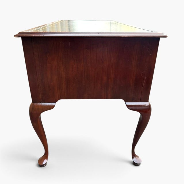 Vintage Sligh Solid Mahogany Queen Anne Writing Desk – Green Leather Top For Sale - Image 6 of 15