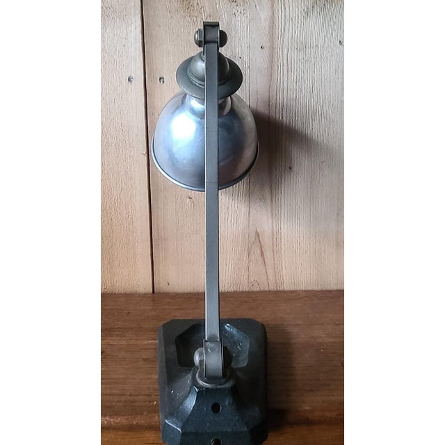 Office lamp of the 20s, articulated with its integrated vacuum pocket. Baïonnette socket. European Plug (up to 250V).The...