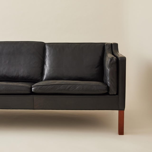 Fredericia Stolefabrik Borge Mogensen, Model 2213 Black Leather Sofa, Manufactured by Fredericia Stolefabrik For Sale - Image 4 of 10