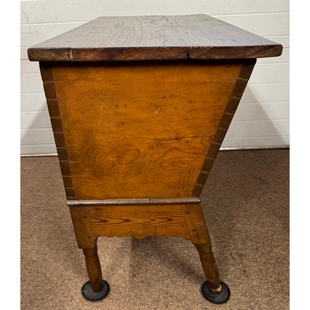 Nice 19th Century Dovetailed Pine Dough Box on Turned Legs With Cover For Sale In Boston - Image 6 of 11