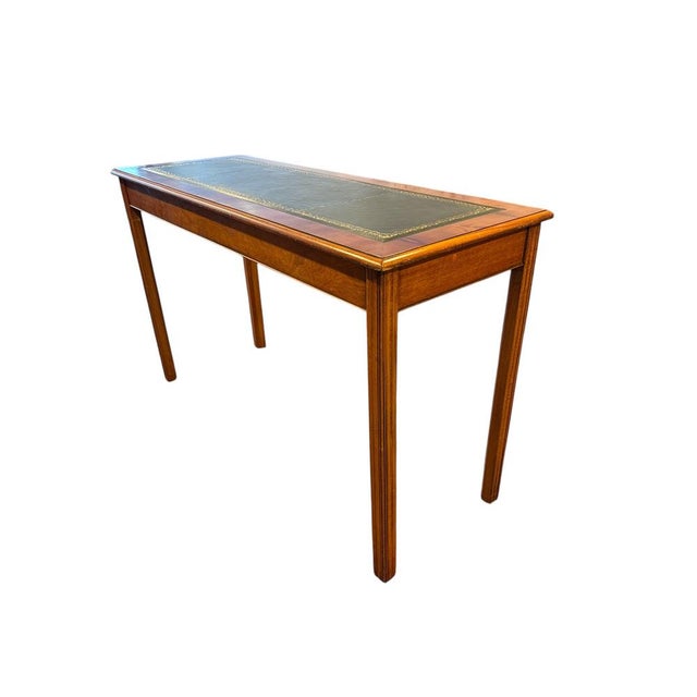 English Yew Table with Green Leather, in Good conditions. Designed 1950 to 1959