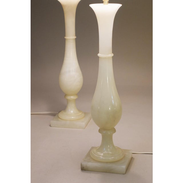 Matched Pair Nos Hollywood Regency Modern Alabaster Marble "Teardrop" Urn Style Column Table Lamps Italy 1970's Minty! For Sale In Los Angeles - Image 6 of 13