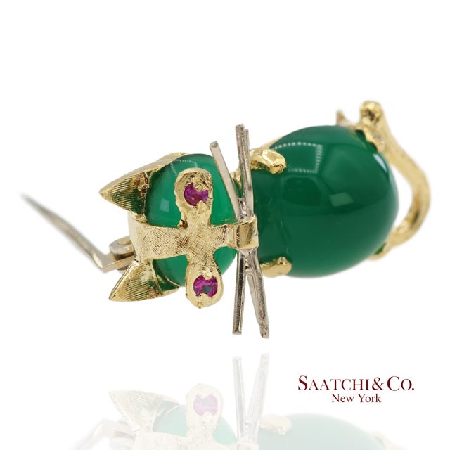 Contemporary Mid 20th Century 18k 750 Solid Yellow Gold Natural Ruby Eyes & Green Gemstones Cat Pin Brooch For Sale - Image 3 of 12