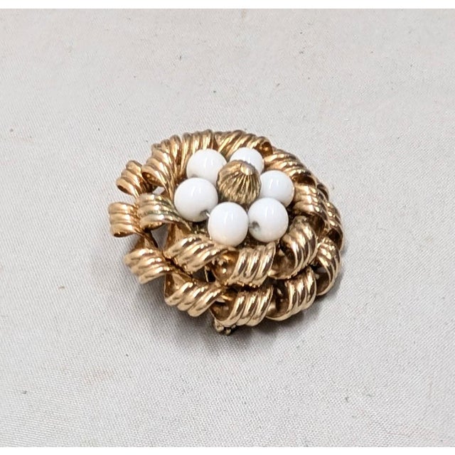 Napier Vintage 1950s Signed Napier Round Goldtone White Beaded Brooch For Sale - Image 4 of 7