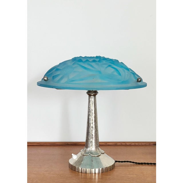 Art Deco Table Lamp with Hammered Metal Base and Glass Shade from Verrerie d'Art Degué, France, 1920s For Sale - Image 6 of 11