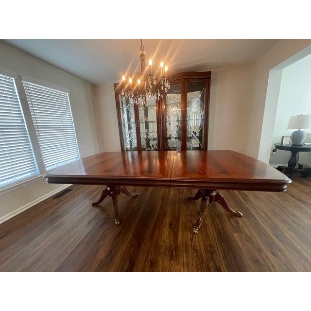 Thomasville Dining Room Table with 6 chairs. The two end chairs have arms. Beautiful mahogany and cherry wood.