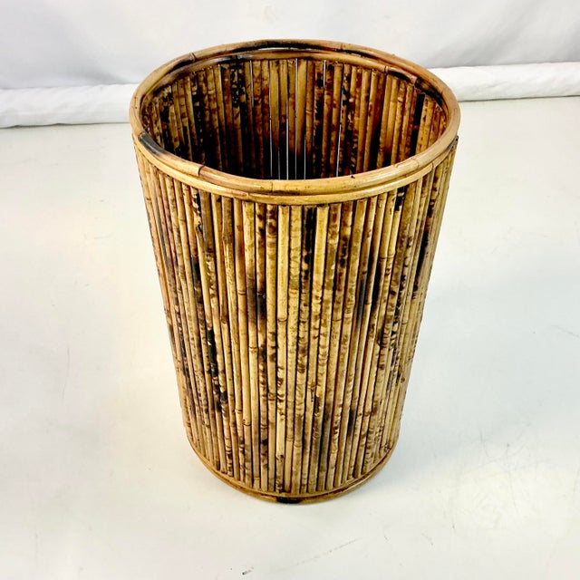 1970s Vintage Chinoiserie Boho Chic Coastal Scorched Burnt Bamboo Reed Hamper For Sale - Image 6 of 15