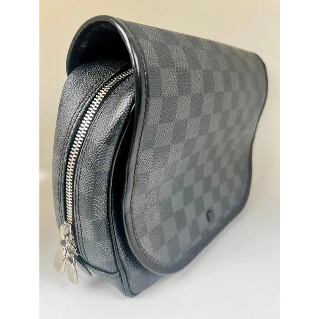 Modern Louis Vuitton Damier Graphite Hanging Toiletry Pouch Bag Travel Organizer For Sale - Image 3 of 15