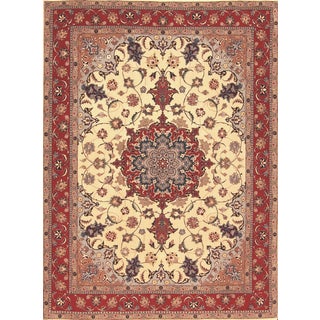 Middle Eastern Rug in Wool For Sale