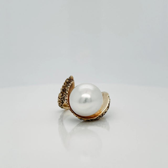 Modern Vintage Brutalist Textured 14 Karat Yellow Gold & Baroque Pearl Cocktail Ring Size 4.5 For Sale - Image 3 of 12