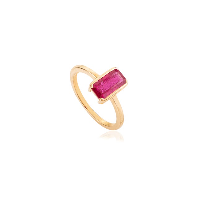 Modern Emerald Cut 1.38Ct Ruby Bezel Solitaire Ring in 14k Yellow Gold Size 6 For Sale - Image 4 of 15