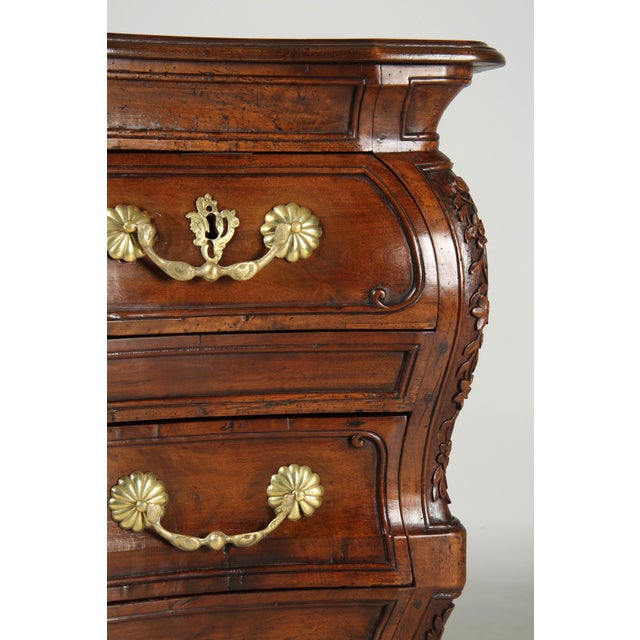 Antique French Commode in Walnut, 1740 For Sale - Image 6 of 18