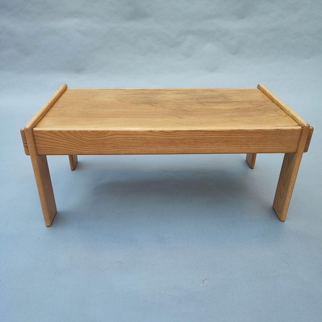 Rectangular coffee table in pine design from the 80s. Repolished, with removable top that still shows some signs of aging....