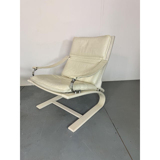 Set of White Space Age Lounge Chairs, 1970s, in Very Good conditions. Designed 1970 to 1979