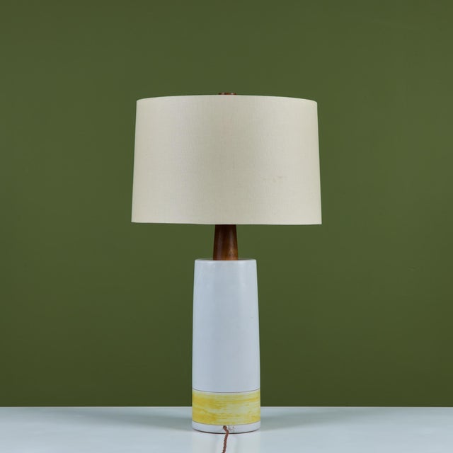 Wood 1950s Gordon and Jane Martz Large Scale Two-Tone Ceramic Table Lamp For Sale - Image 7 of 13