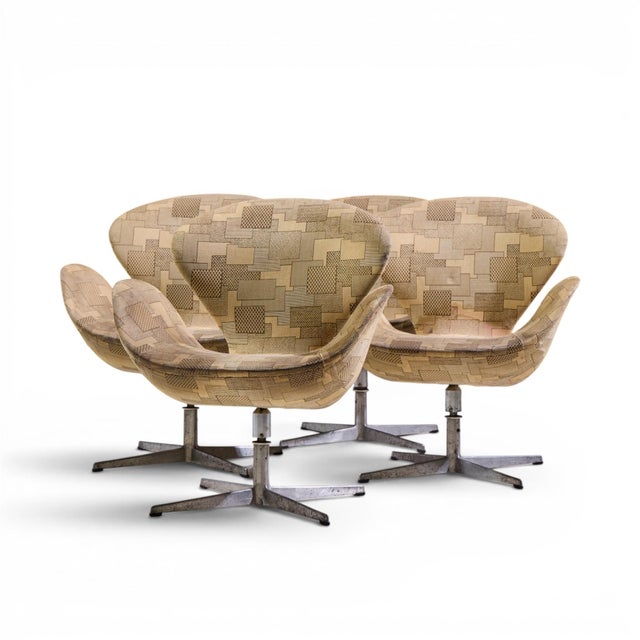 Mid-Century Modern Arne Jacobsen for Fritz Hansen Mid Century Swan Chairs - Set of 4 For Sale - Image 3 of 12