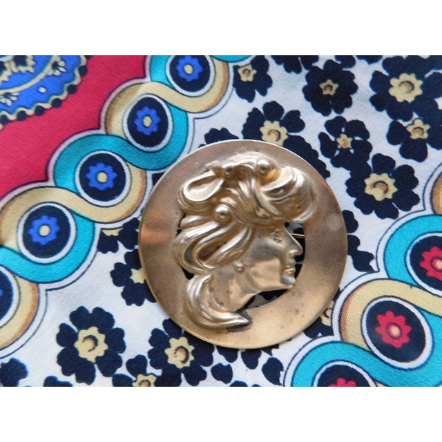 Metal Art Nouveau Antique Gold Woman Profile Round Brooch, C. 1900 For Sale - Image 7 of 7