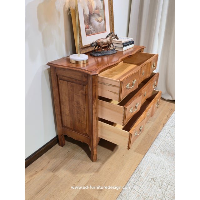 Ethan Allen 1994-1997 Legacy Collection French Provincial Serpentine Chest 3 Drawer Dresser For Sale In New York - Image 6 of 11