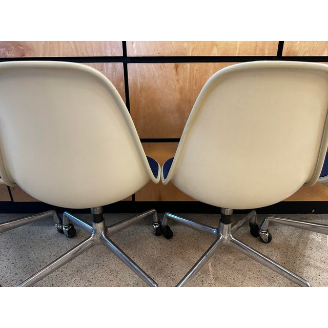 1960s 1960's Fiberglass and Blue Fabric Swivel Chairs by Eames for Herman Miller - Set of 4 For Sale - Image 5 of 11