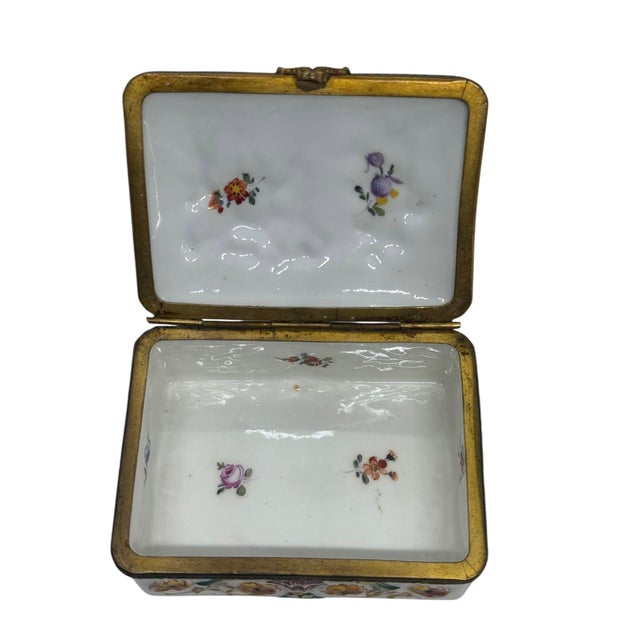 White Late 19th Century Capodimonte Porcelain Hand-Painted Rectangle Shape Hindged Lid Trinket Box With Playing Maidens & Cherubs Design For Sale - Image 8 of 12